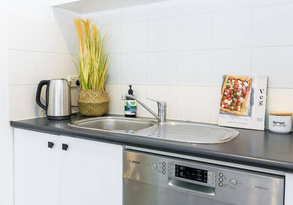 דירות מלבורן Cozy 1 Bedder In St Kilda With Balcony מראה חיצוני תמונה